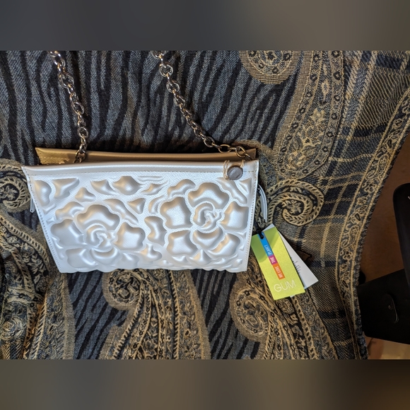 Gum designs with puff gummy designs NWT gold chain strap with dust bag! - Picture 5 of 10